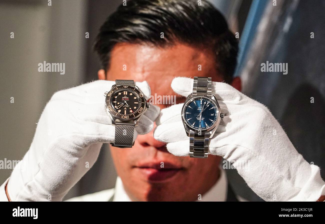 OMEGA Seamaster Diver 300m 007 Edition, une montre-bracelet de style  militaire de plongeur automatique en titane avec bracelet en maille porté  par Daniel Craig en tant que James Bond en un rien