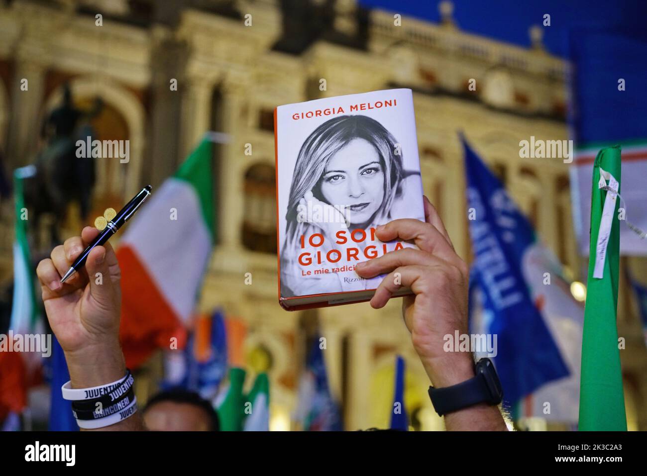 Les militants du parti Fratelli d'Italia lors d'un rassemblement électoral en 2022. Turin, Italie - septembre 2022 Banque D'Images