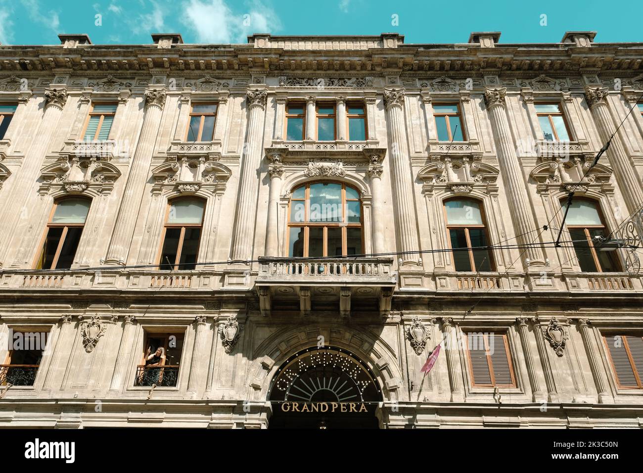 Grand Pera bâtiment dans la rue Istiklal, structure historique à Istanbul, Voyage et explorer l'idée, la structure esthétique, la séquence architecturale Banque D'Images