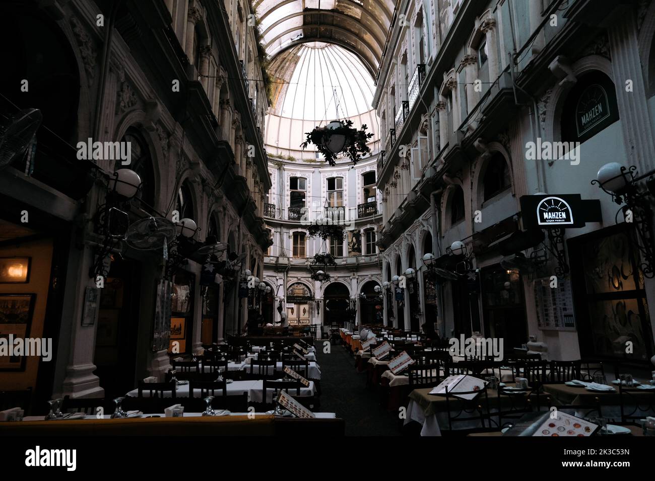 Intérieur de la Cité de Pera dans la rue Istiklal, taverne ou pub historique, idée de voyage et de tourisme, structure esthétique, structure de passage des fleurs Banque D'Images