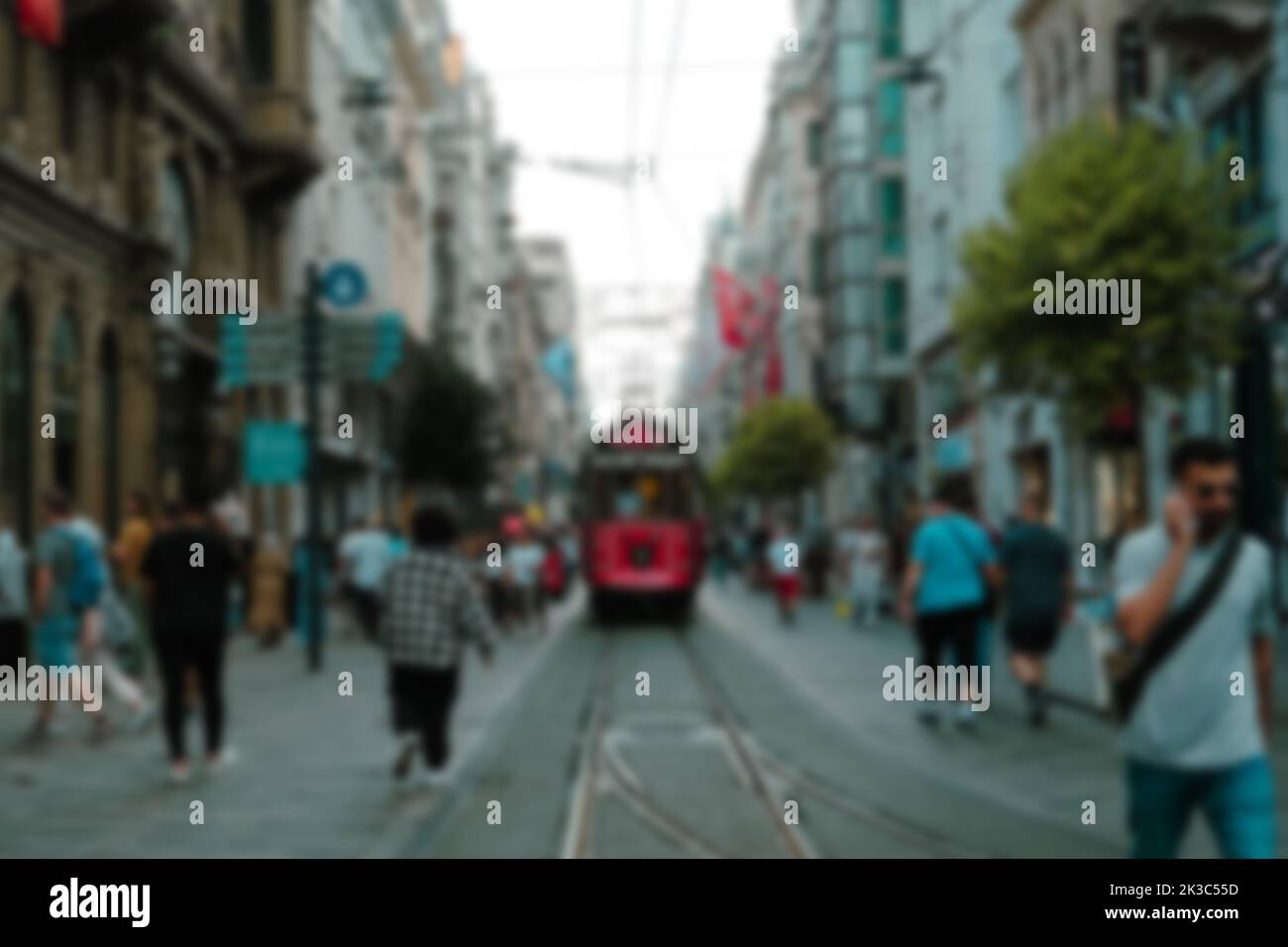 Vue sur la rue Istiklal avec les gens, paysage urbain à Istanbul, paysage Taksim flou, vue de face du tramway rouge populaire, rue rétro avec marche Banque D'Images