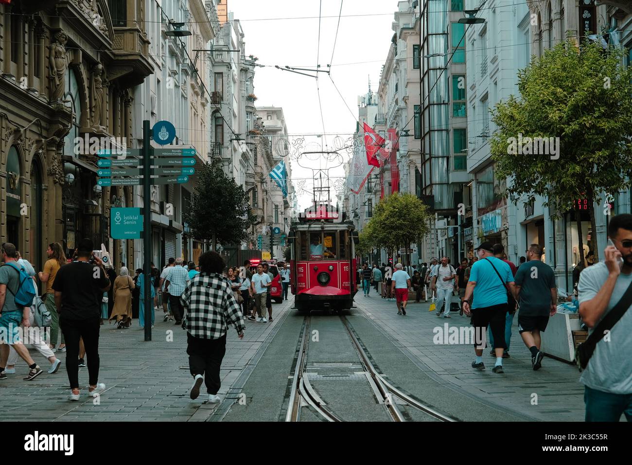 Vue sur la rue Istiklal avec les gens, paysage urbain à Istanbul, vue de face du tram rouge populaire, rue rétro avec des gens à pied, vieux train va dans la foule Banque D'Images