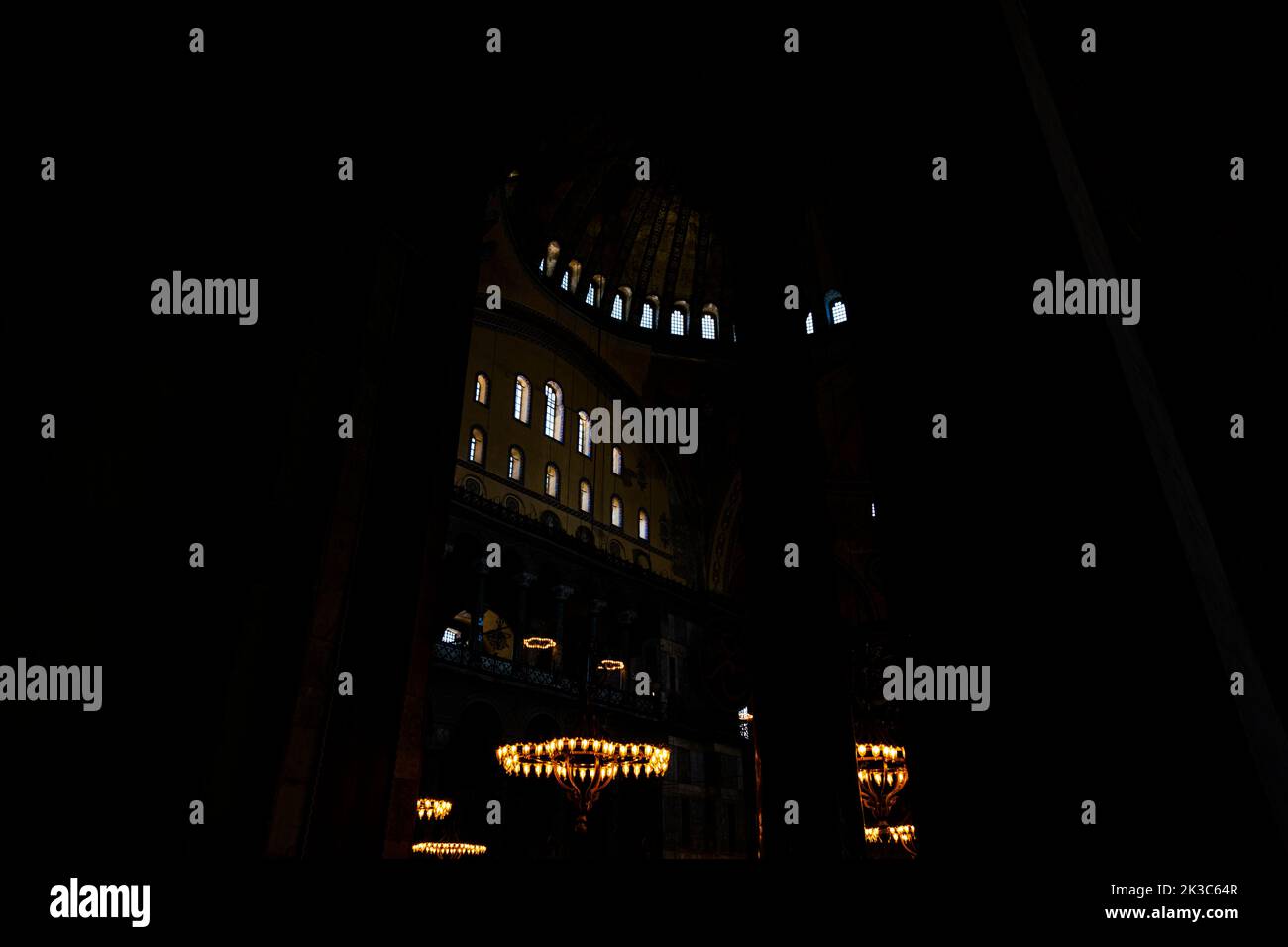 Vue atmosphérique de la mosquée Sainte-Sophie, détails du dôme Sainte-Sophie, église antique, structure populaire, vue sombre, intérieur d'un bâtiment Saint Banque D'Images