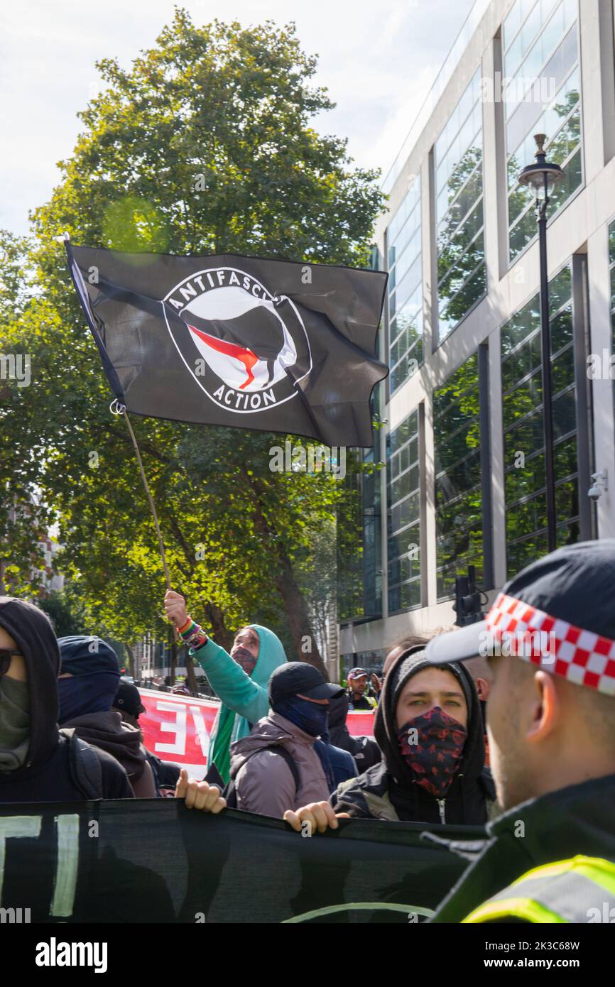 Londres, Angleterre, Royaume-Uni 24/09/2022 l'Assemblée antifasciste de Londres marche contre la droite dure Democratic football Lads Alliance (DFLA), les empêchant de manifester en dehors du Home Office contre les réfugiés traversant la Manche pour demander l'asile. Les deux groupes ont été séparés par la police, bien que l'Assemblée antifasciste ait tenu son sol à l'extérieur du bureau d'origine tout l'après-midi. Banque D'Images