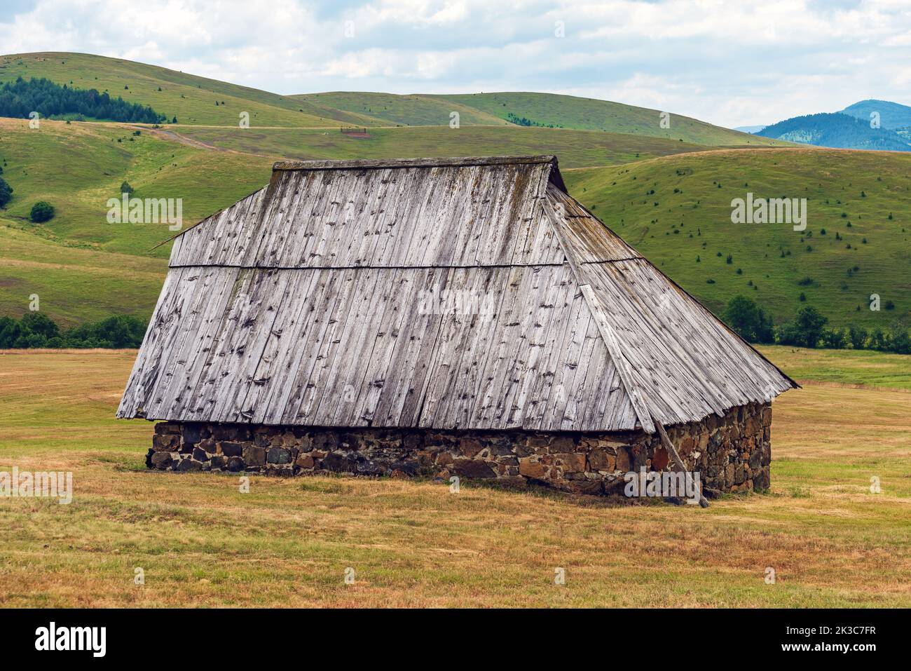 Ancien cottage de berger abandonné sur une colline de pâturage dans la région de Zlatibor en Serbie Banque D'Images