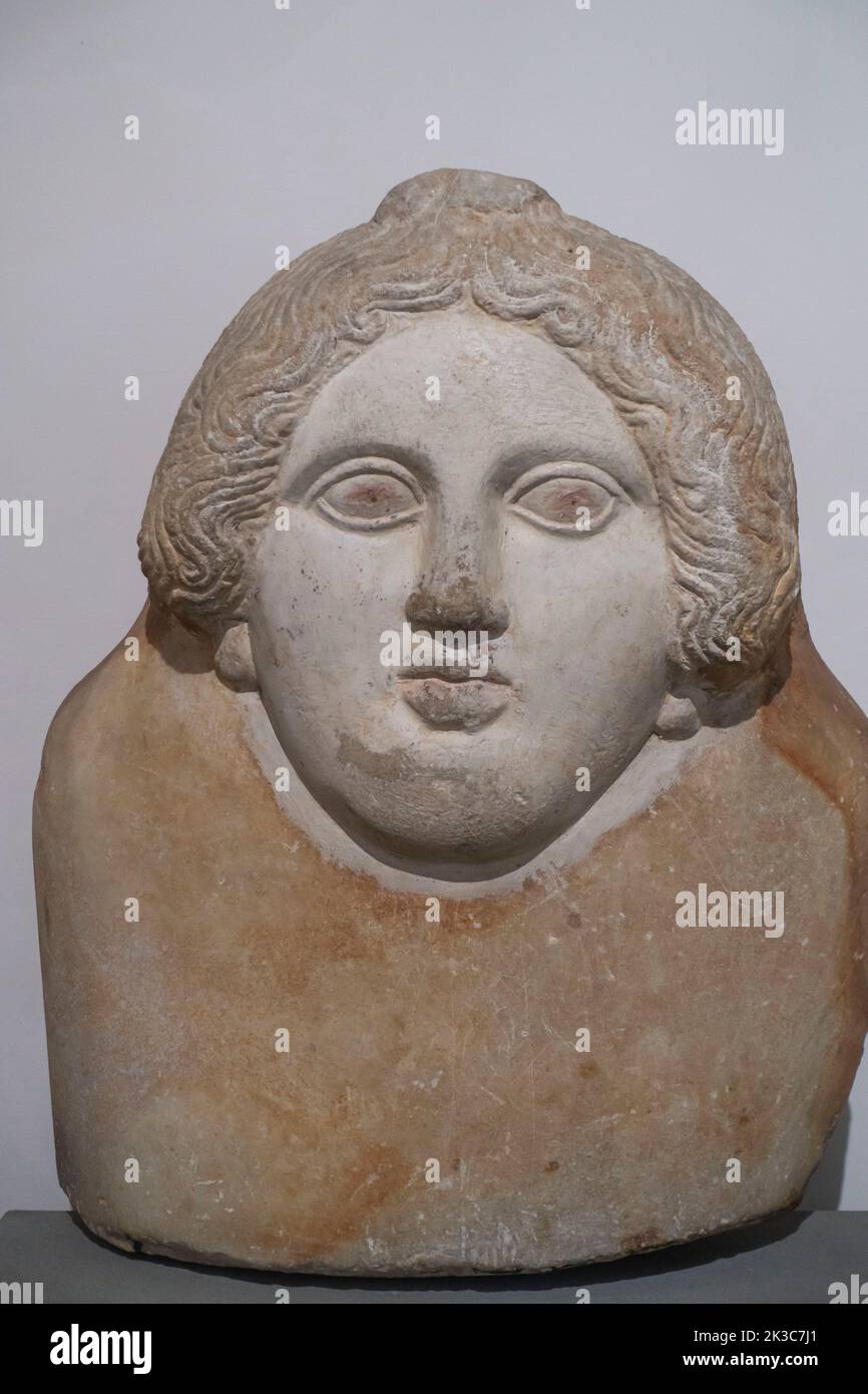 Museo Barracco. Rome Italie, couvercle de sarcophage en forme humaine phénicienne , marbre peint, 4th - 5th siècle avant J.-C. Banque D'Images