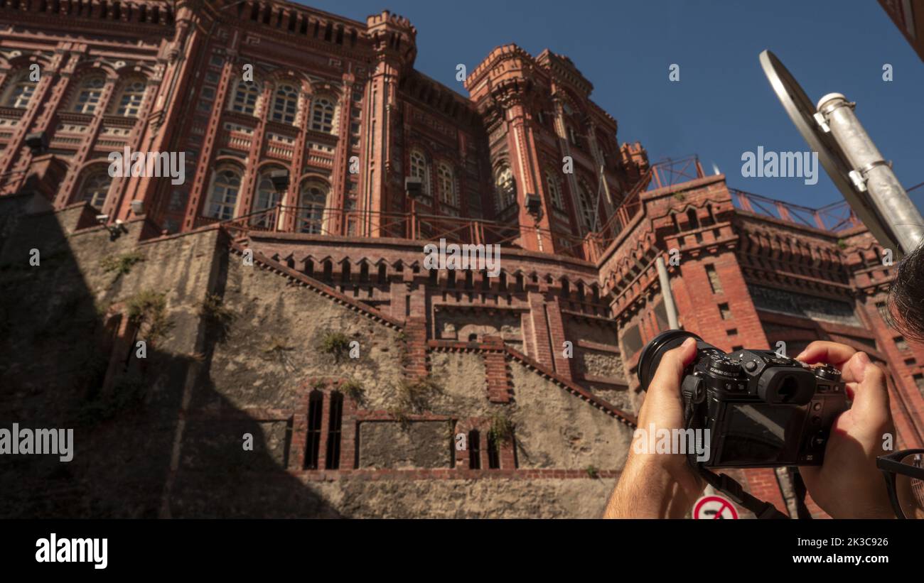 Homme prenant la photo de Phanar Greek orthodoxe College, structure célèbre à Balat, lyceum orthodoxe historique, voyage et idée de tourisme, emplacement populaire Banque D'Images