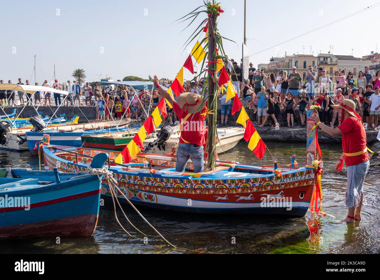Le festival annuel de 'U Pisci a mari' dans le village sicilien d'ACI Trezza, près de Catane. Cela a lieu autour de la Fête de la Nativité de Saint Jean-Baptiste, à la fin du mois de juin. Il représente une expédition traditionnelle de pêche de l'espadon, qui avait lieu dans le détroit de Messine. La partie de l'espadon est jouée par un nageur, qui est pris à plusieurs reprises par les pêcheurs, sectionné dans le sang, mais parvient d'une manière ou d'une autre à s'échapper. Finalement, l'espadon parvient à renverser le bateau. Banque D'Images