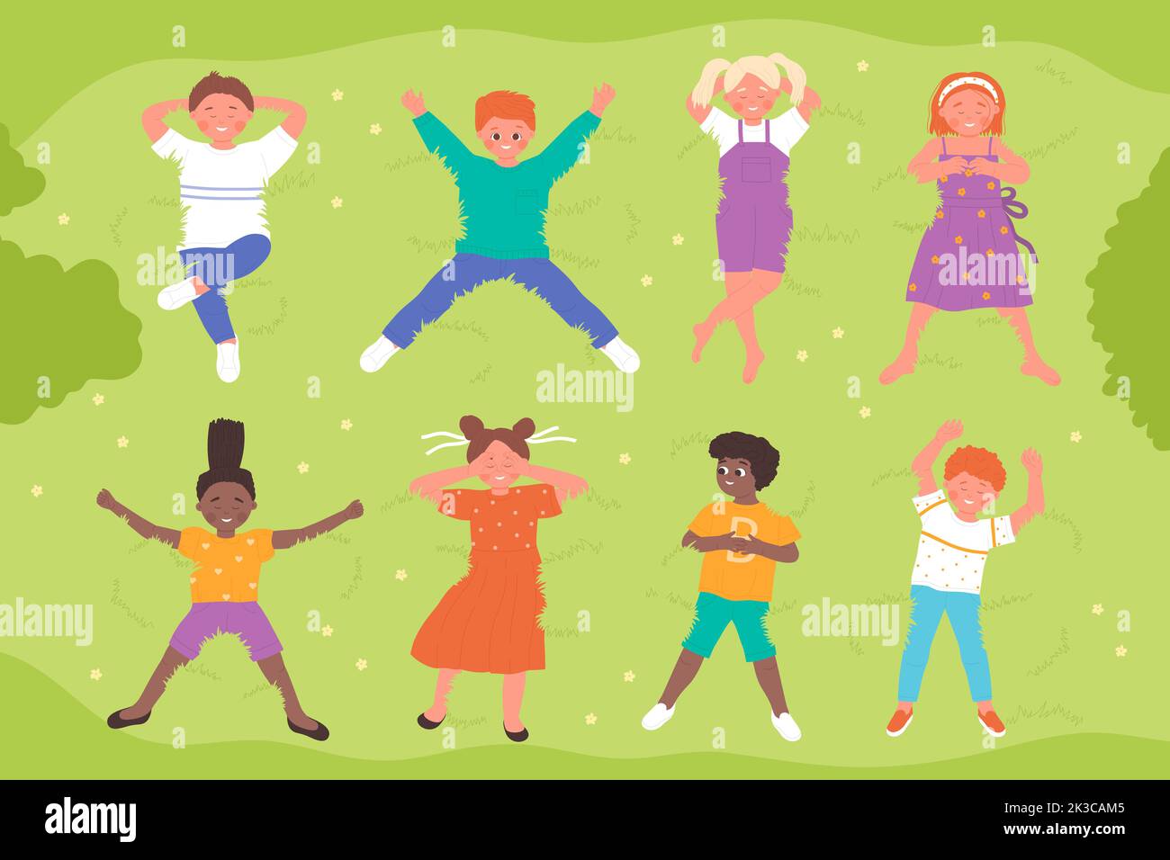 Joyeux enfants adorables couché sur l'herbe dans le parc ou le jardin