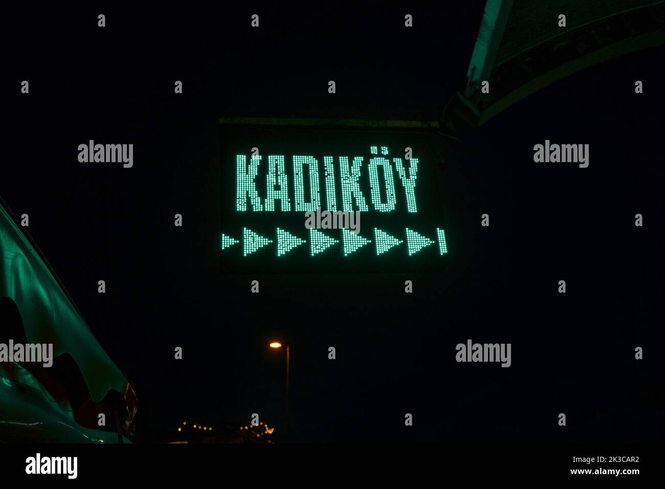 Texte de Kadikoy sur panneau néon, nom et idée de plaque, voyage à Istanbul, panneau de jetée de Kadikoy avec lettrage vert au néon, vidéo de nuit, lumière verte LED Banque D'Images