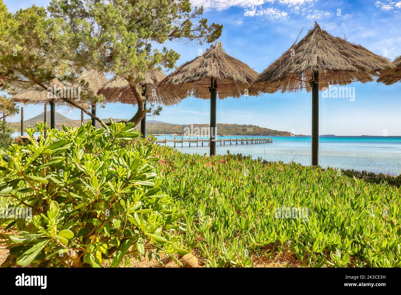Vue pittoresque sur la plage de Santa Giulia Resort. Paysage marin pittoresque de la mer Méditerranée. Lieu: Santa Giulia, Porto-Vecchio, Corse, France, Banque D'Images