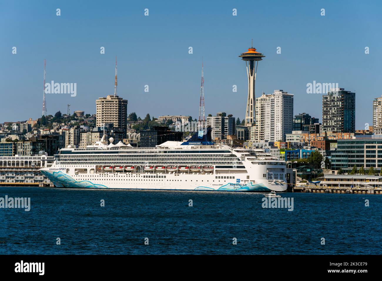 Navire de croisière Norwegian Spirit par Norwegian Cruise Line avec Space Needle en arrière-plan, Seattle, Washington, États-Unis Banque D'Images