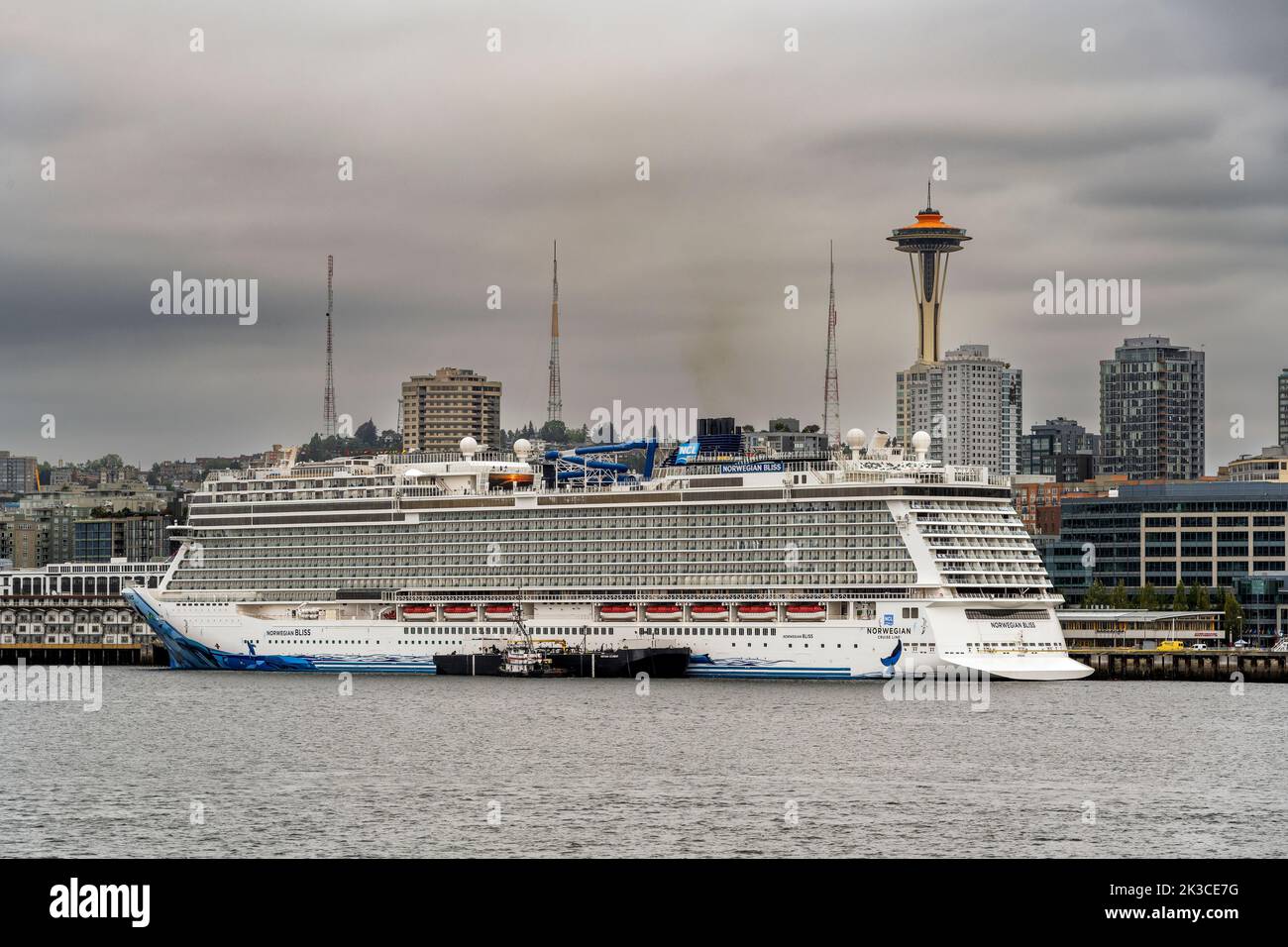 Navire de croisière Norwegian Bliss par Norwegian Cruise Line avec Space Needle en arrière-plan, Seattle, Washington, États-Unis Banque D'Images