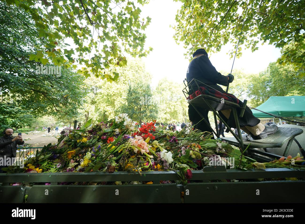 Le personnel et les bénévoles de Royal Parks commencent à enlever les hommages floraux de Green Park à Londres pour être emmenés à la pépinière de Hyde Park puis compostés dans Kensington Gardens. Le compost sera ensuite utilisé pour des projets d'aménagement paysager et des berbères dans les parcs royaux. Date de la photo: Lundi 26 septembre 2022. Banque D'Images