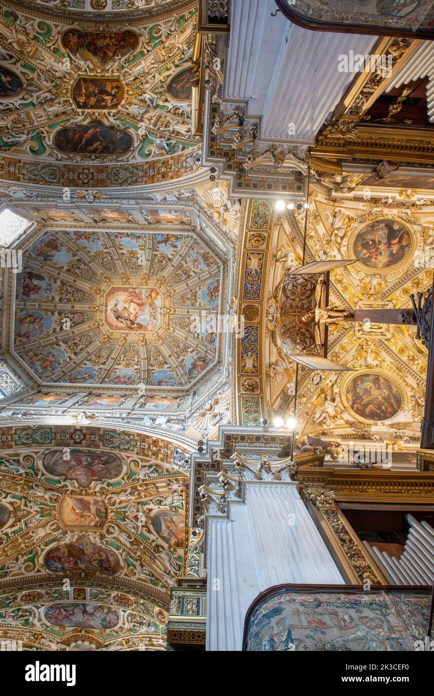 Bergame Italie 22 septembre 2022 : plafond décoré de fresques, basilique de Santa Maria Maggiore. Banque D'Images