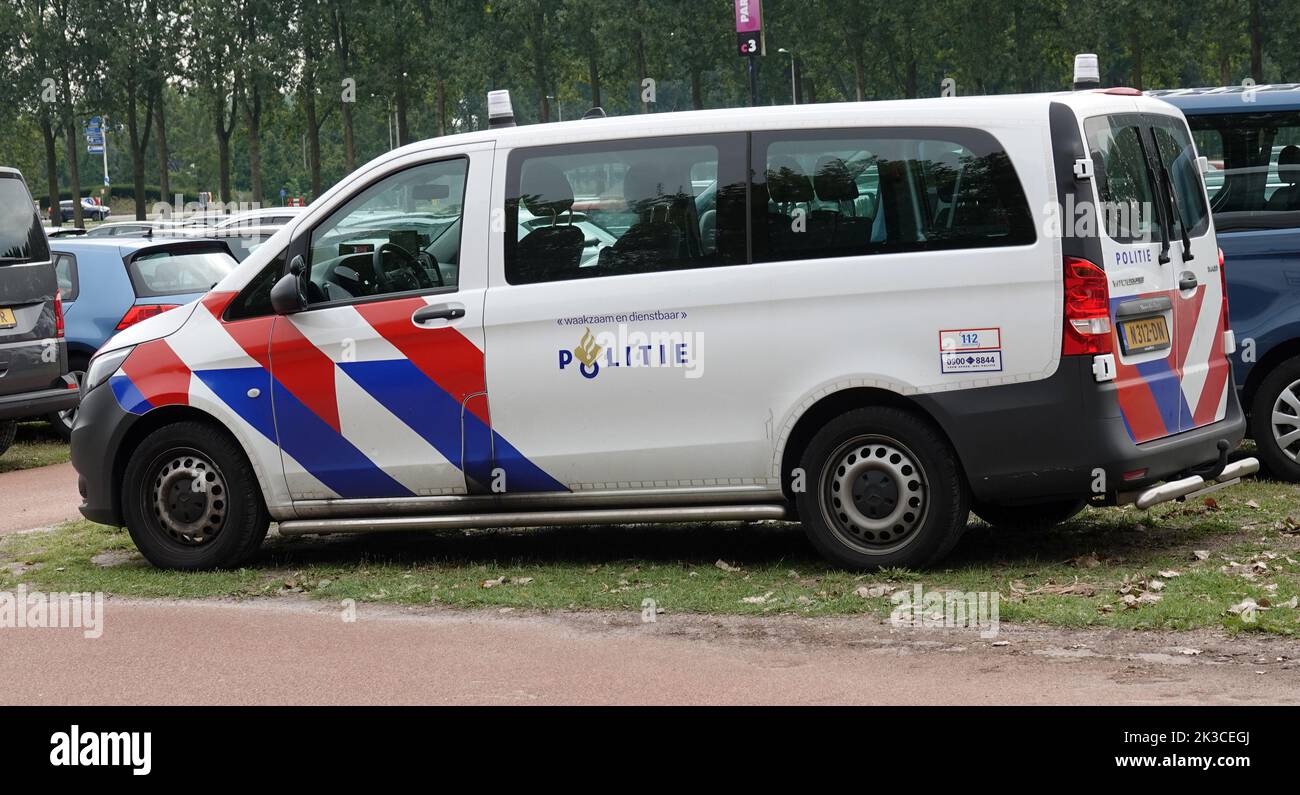 Biddinghuizen, pays-Bas - sept 23 2022 véhicule de police hollandais garé avec les couleurs habituelles rouge, blanc, bleu. C'est une fourgonnette Mercedes-benz Banque D'Images