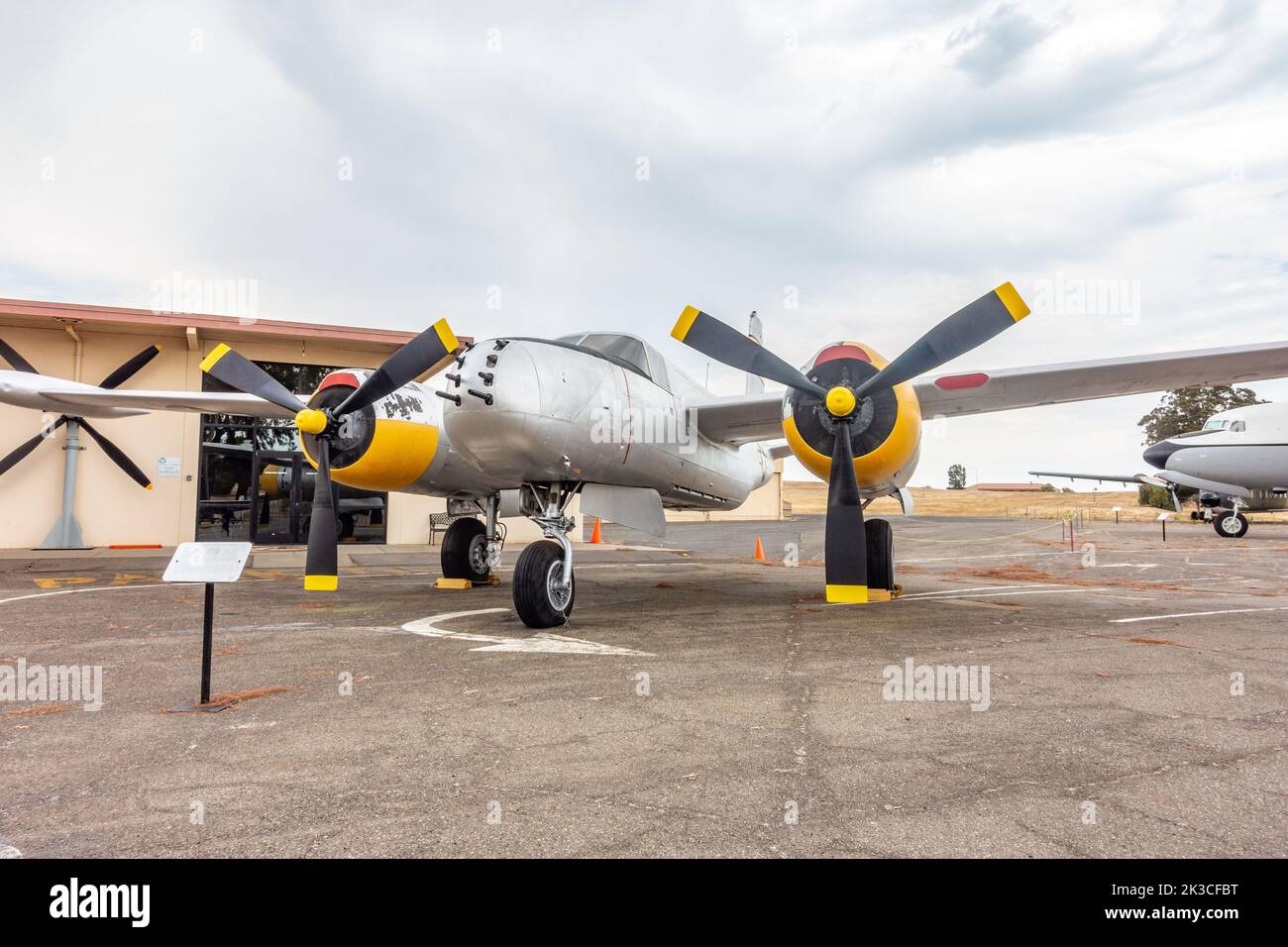 Un américain Douglas A26-K Invader exposé à la base aérienne de Travis en Californie, aux États-Unis, a été principalement utilisé comme bombardier léger et avion d'attaque Banque D'Images