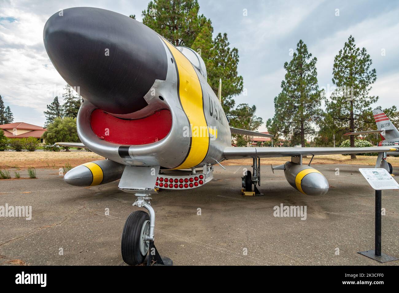 Un avion F-86L Sabre nord-américain exposé à la base aérienne de Travis en Californie, aux États-Unis Banque D'Images