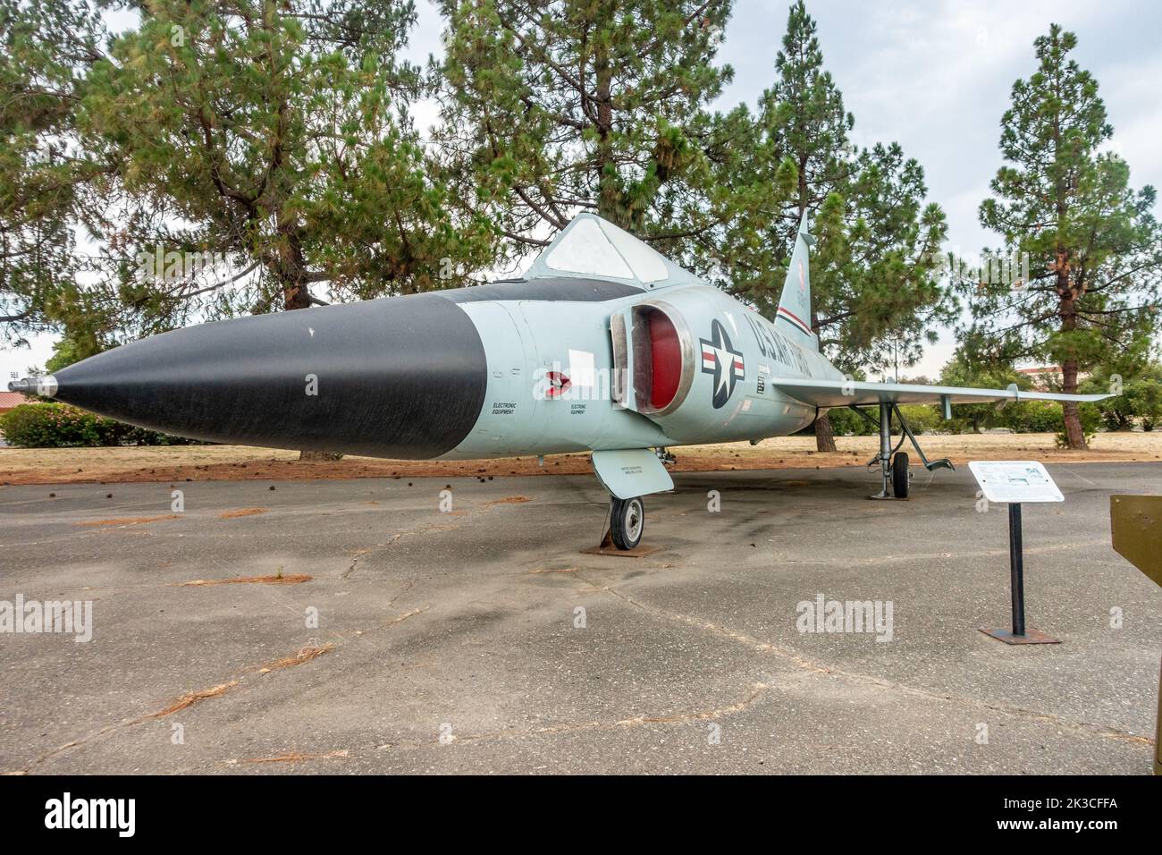 Un intercepteur Convair F-102 Delta Dagger exposé à la base aérienne de Travis en Californie, aux États-Unis Banque D'Images