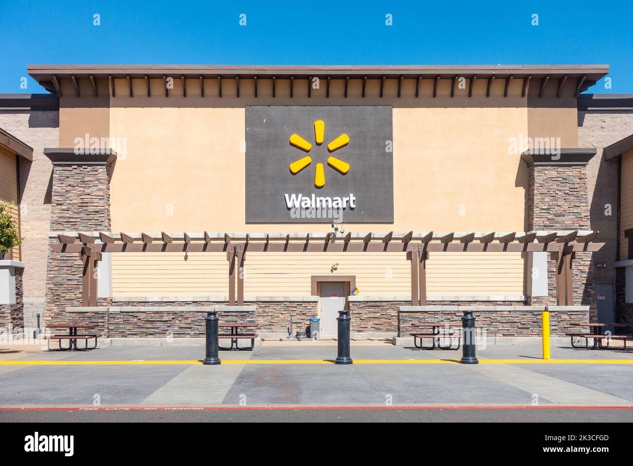 Extérieur d'un magasin Walmart à Vallejo, en Californie, affichant le logo emblématique de Walmart. Banque D'Images