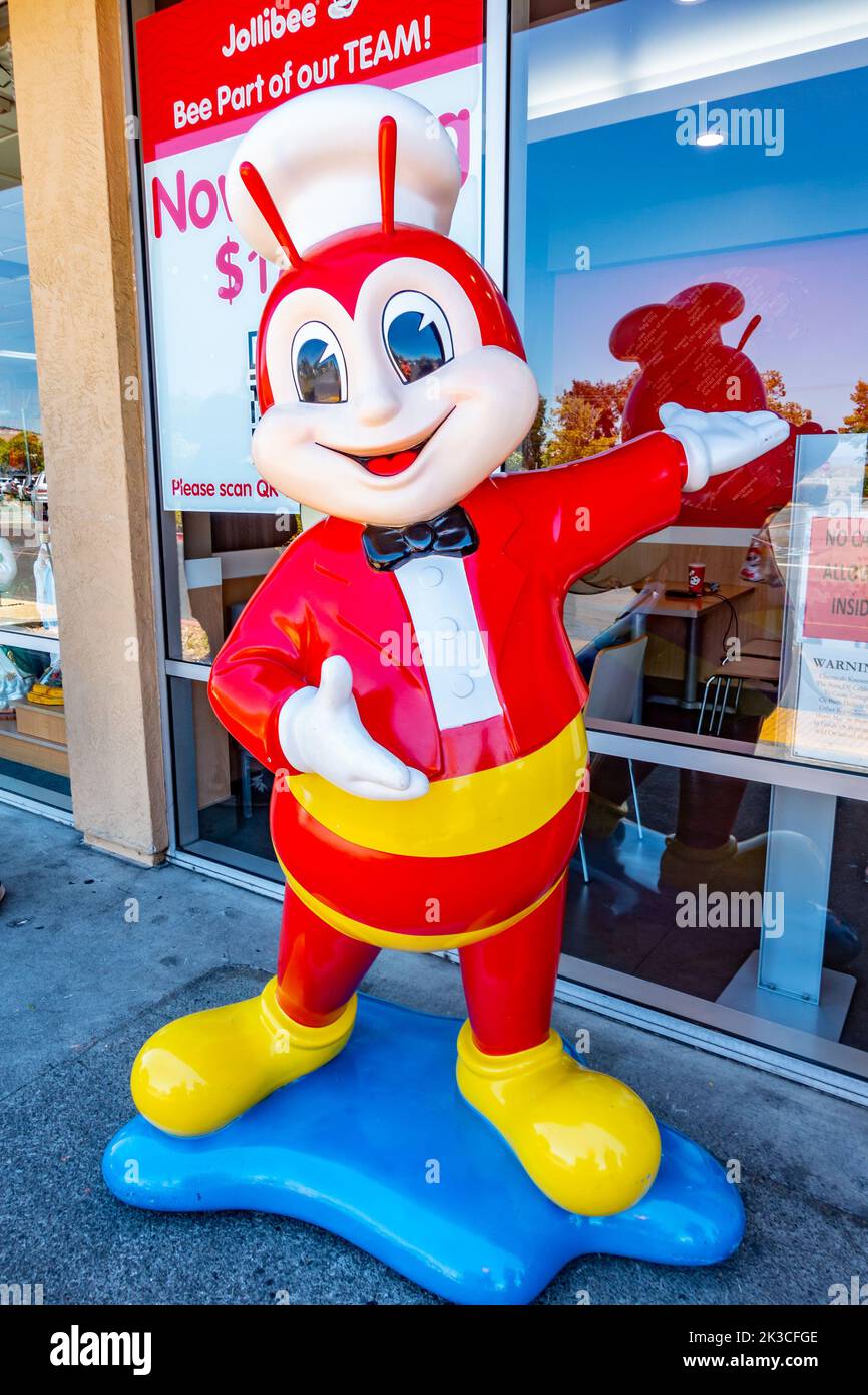 La mascotte de Jolibee, de taille humaine, se trouvait devant un restaurant de Vallejo, en Californie, accueillant les clients dans le restaurant de restauration rapide. Banque D'Images