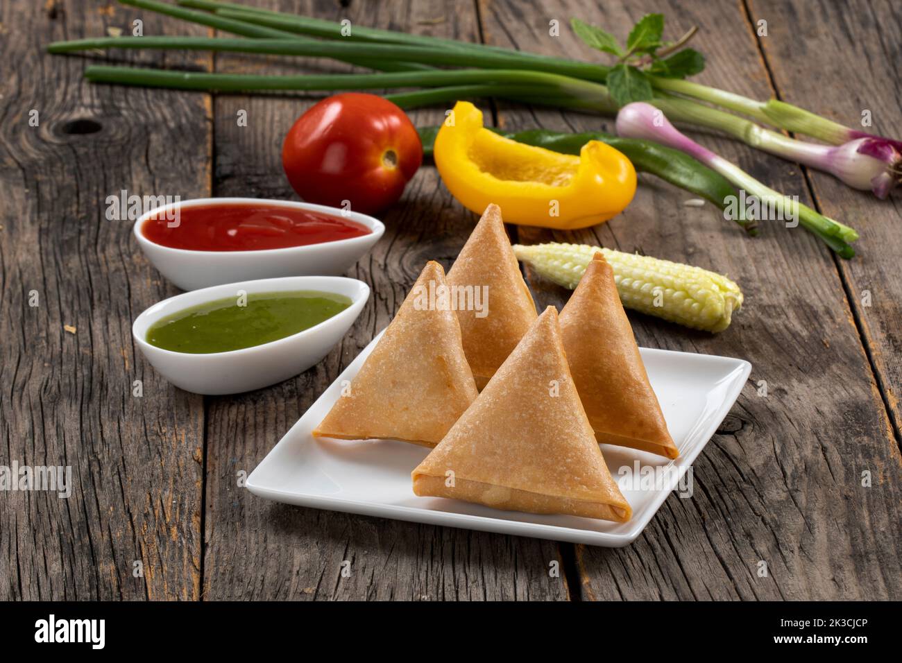 plat indien ried samosha.Indian délicieux petit déjeuner profond Samosa également connu comme Samoosa isolé sur le fond de texture en bois Banque D'Images