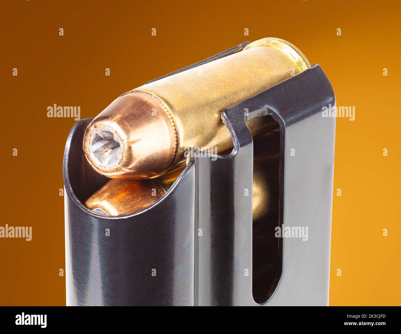 Magasin de pistolet rempli de balles creuses avec fond marron Banque D'Images