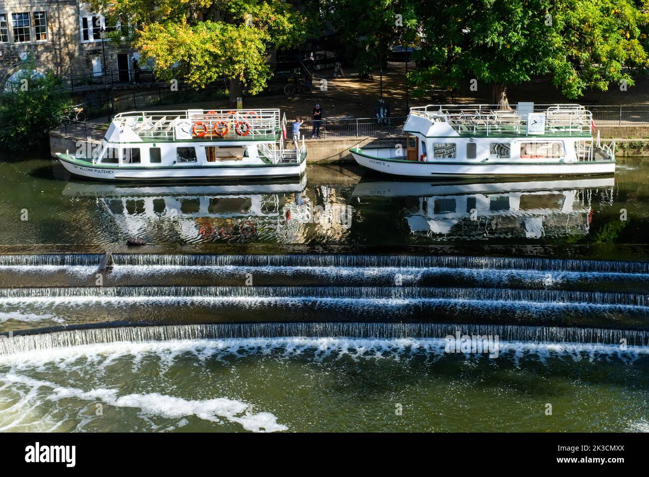 Bateaux de tourisme sur l'Avon à Pulteney Weir à Bath. Banque D'Images