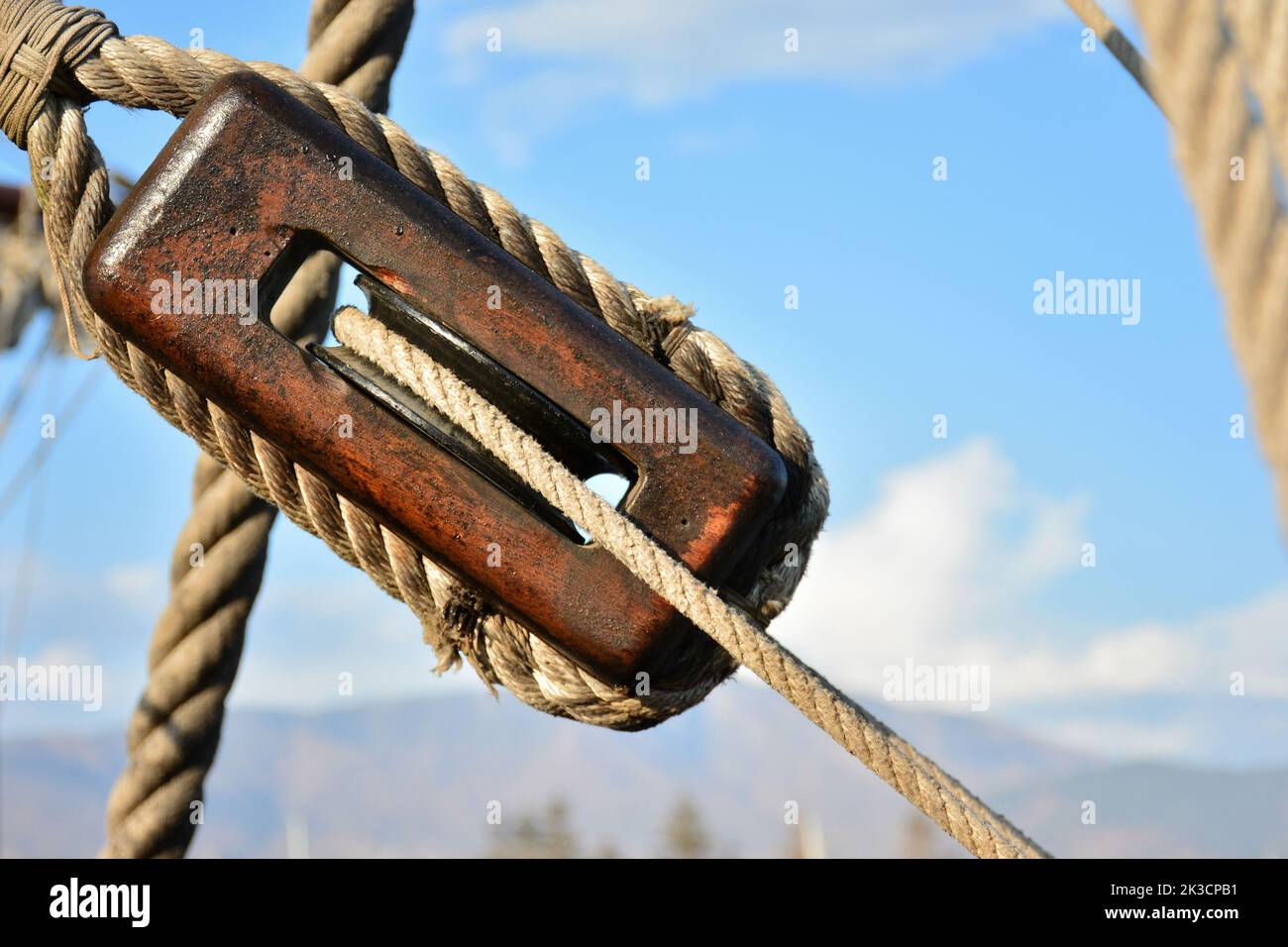 Detales de poleas y aparjos de un antiguo barco de vela Banque D'Images