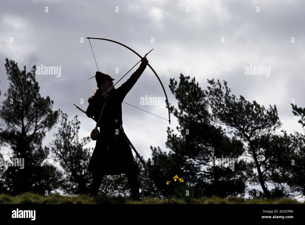 Interprétation du héros populaire anglais Robin Hood tir flèche depuis le sommet de la colline Banque D'Images