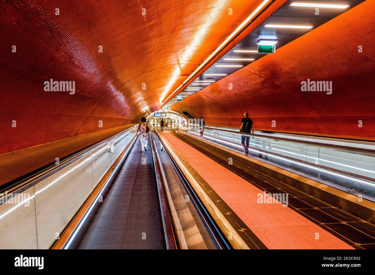 Après des années de travail, deux couloirs de la gare Auber sont entièrement rénovés et décorés. Depuis 2019, les travaux ont permis d'étanchéiser entièrement la station, et de rénover complètement les sols, les murs et les plafonds, avec l'installation de 9 millions de comprimés d'émail. Tout l'équipement technique a été entièrement renouvelé. La RATP a remplacé sept des plus grands escaliers mécaniques du réseau et quatre passerelles mobiles de 75 mètres de long. Paris, France, le 2022 août. Photo de Pierrick Villette/ABACAPRESS.COM Banque D'Images