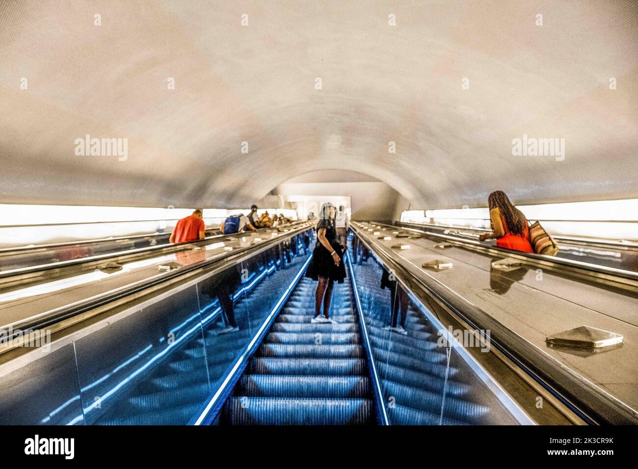 Après des années de travail, deux couloirs de la gare Auber sont entièrement rénovés et décorés. Depuis 2019, les travaux ont permis d'étanchéiser entièrement la station, et de rénover complètement les sols, les murs et les plafonds, avec l'installation de 9 millions de comprimés d'émail. Tout l'équipement technique a été entièrement renouvelé. La RATP a remplacé sept des plus grands escaliers mécaniques du réseau et quatre passerelles mobiles de 75 mètres de long. Paris, France, le 2022 août. Photo de Pierrick Villette/ABACAPRESS.COM Banque D'Images