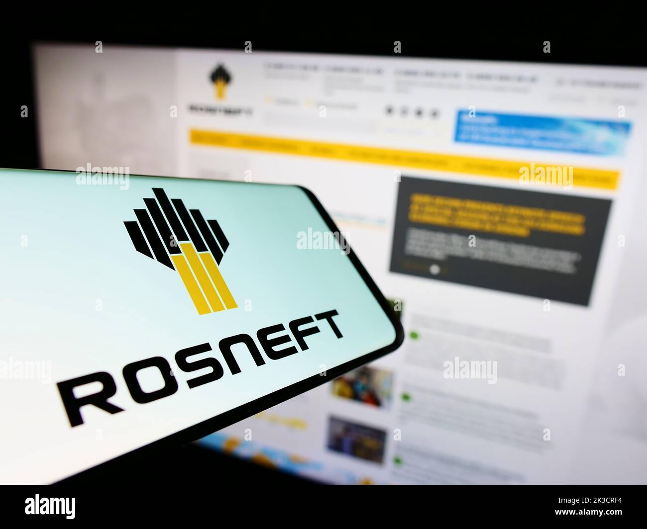 Smartphone avec logo de la société russe de pétrole et de gaz PJSC Rosneft sur écran devant le site Web d'affaires. Effectuez la mise au point au centre-droit de l'écran du téléphone. Banque D'Images
