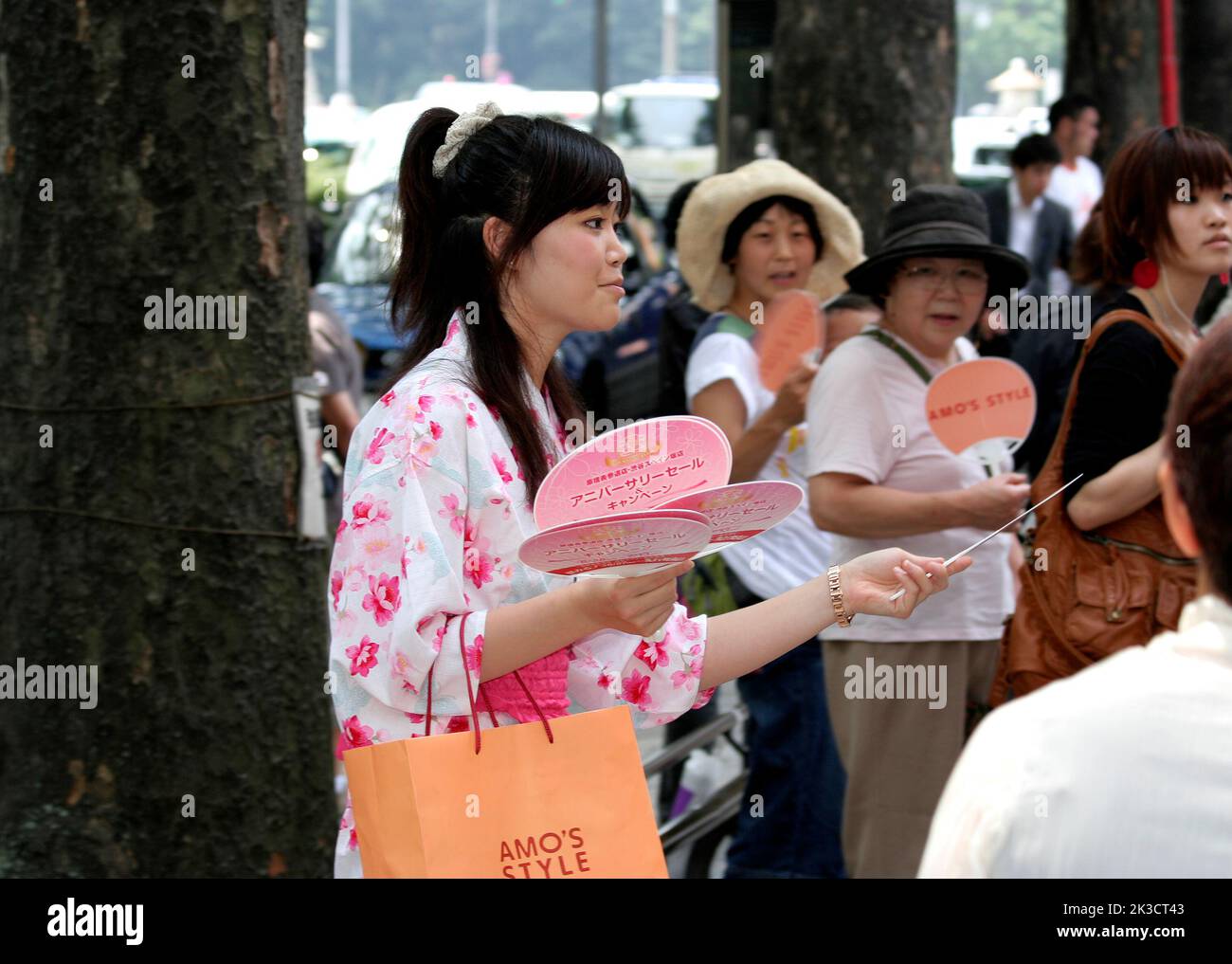 TOKYO, JAPON-JUILLET 04 : un employé non identifié de la boutique de style Amo à Kimonos donne des fans de papier à Harajuku Street. 04 juillet, 2008 à Tokyo, Japon Banque D'Images