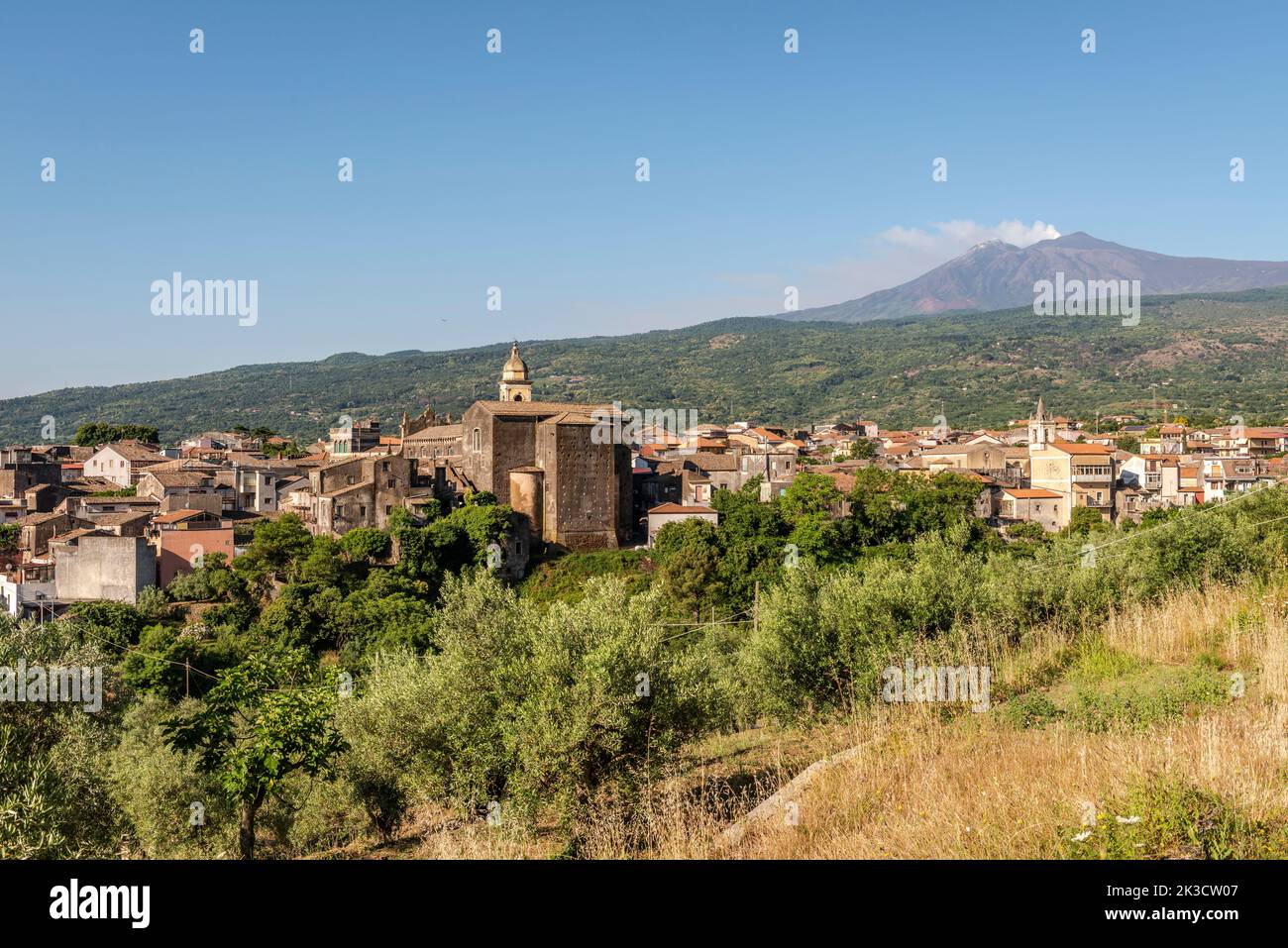 La petite ville de Linguaglossa perchée sur les pentes nord de l'Etna, Sicile, Italie Banque D'Images