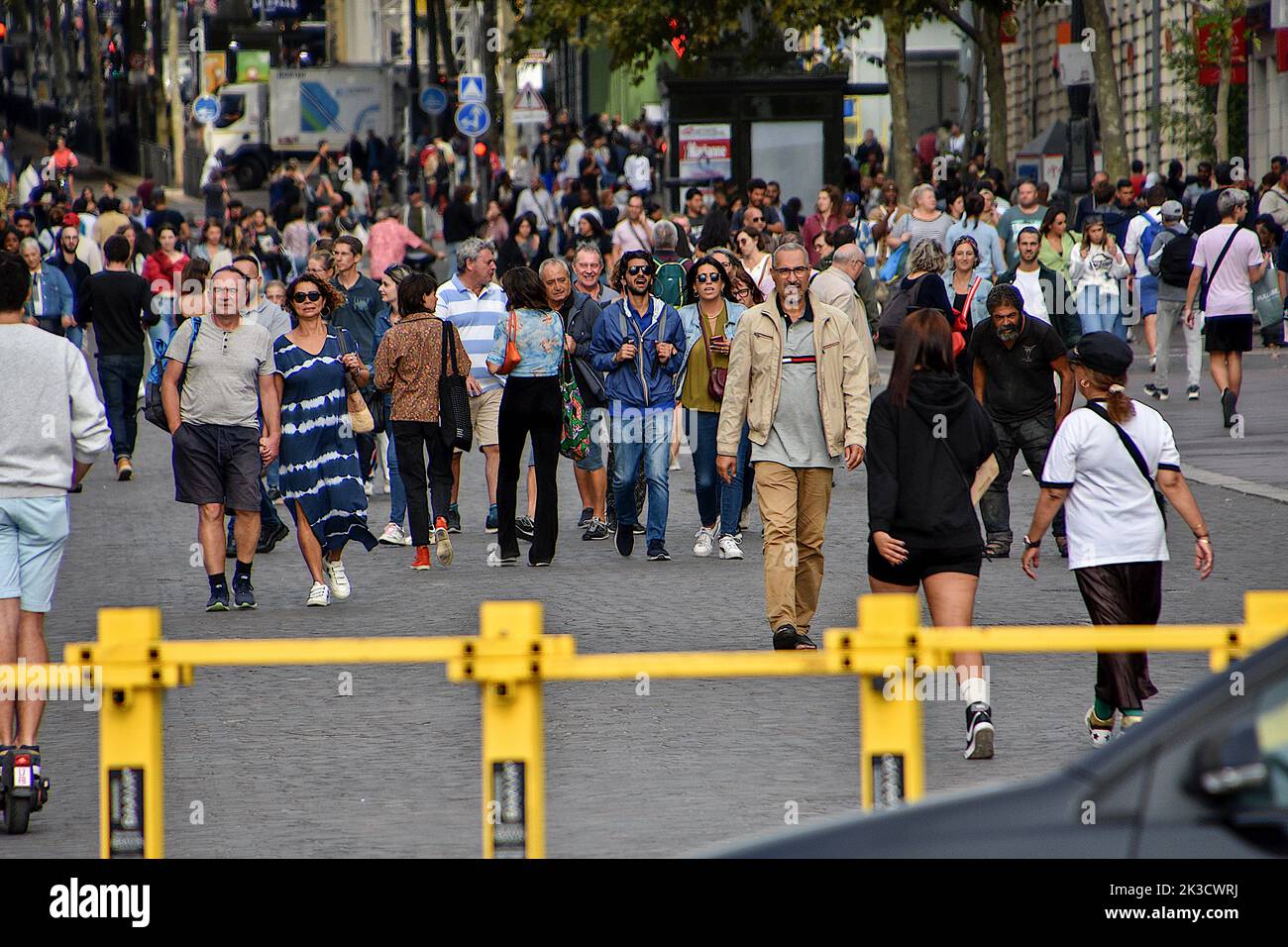 Marseille, France. 24th septembre 2022. On voit les gens marcher le long de la Canebière à Marseille. Crédit : SOPA Images Limited/Alamy Live News Banque D'Images