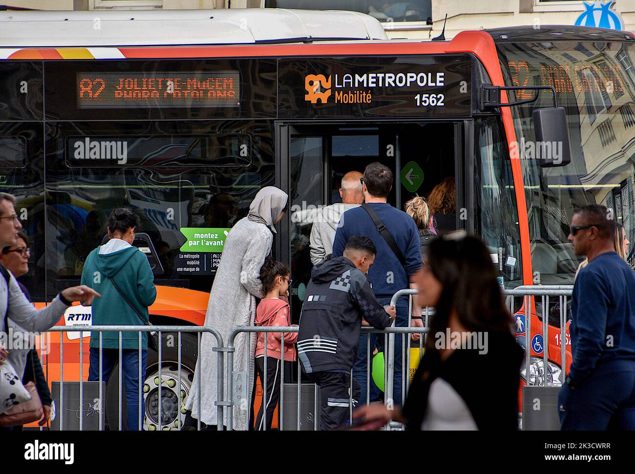 Marseille, France. 24th septembre 2022. Les gens ont vu monter à bord d'un bus à Marseille. Crédit : SOPA Images Limited/Alamy Live News Banque D'Images