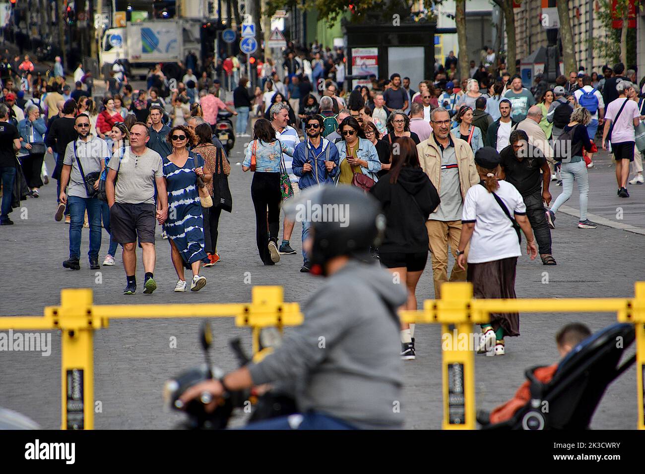 Marseille, France. 24th septembre 2022. On voit les gens marcher le long de la Canebière à Marseille. Crédit : SOPA Images Limited/Alamy Live News Banque D'Images