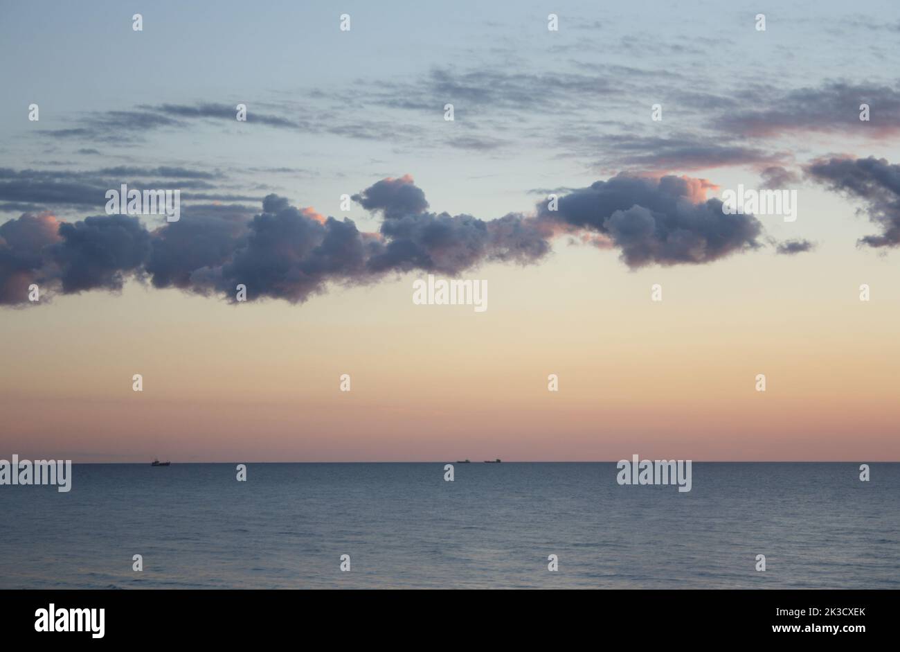 Coucher de soleil ciel avec des navires à une distance sur l'île de la mer du Nord de Sylt Banque D'Images