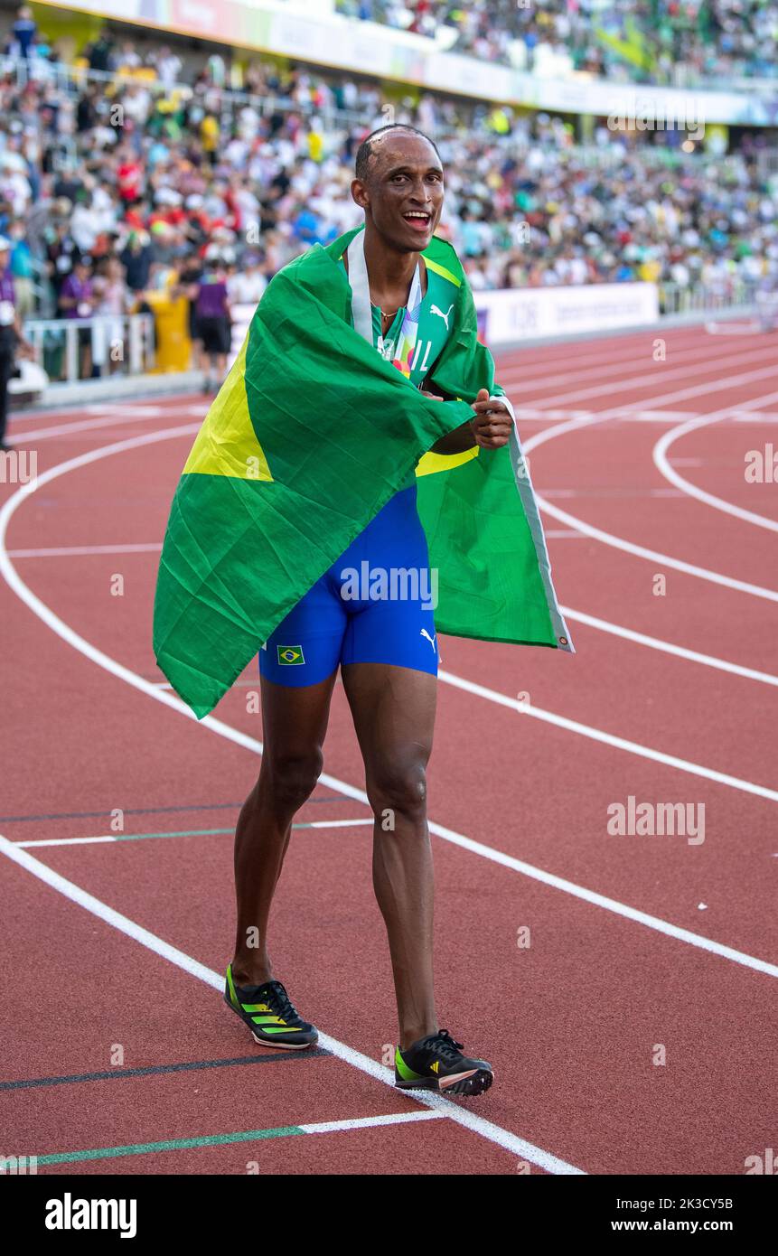 Alison dos Santos, du Brésil, célèbre la victoire dans la finale masculine des 400m haies aux Championnats du monde d'athlétisme, Hayward Field, Eugene, Oregon USA on Banque D'Images