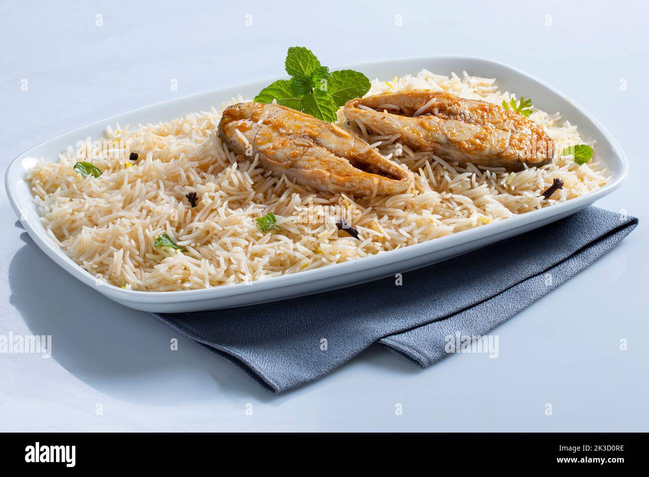 Biryani de poisson fait maison servi avec Raita sur le pot traditionnel en cuivre laiton, foyer sélectif Banque D'Images