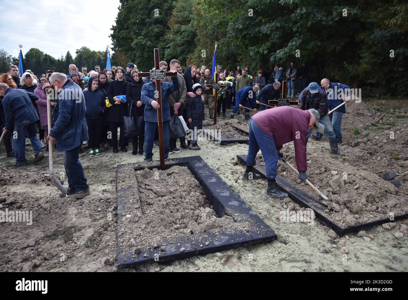 Lviv, Ukraine. 24th septembre 2022. Les sous-marins enterrent des cercueils au cimetière de Lychakiv à Lviv avec les corps des soldats ukrainiens Artem Tolochko, Mykola Panchenko et Yuriy Popov, qui sont morts à la suite de l'invasion militaire russe de l'Ukraine, des soldats ukrainiens Artem Tolochko, Mykola Panchenko et Yuriy Popov, Qui ont été tués par les troupes russes d'occupation, ont été enterrés à Lviv. En 24 février 2022, la Russie a envahi le territoire de l'Ukraine et a lancé une guerre à grande échelle. Crédit : SOPA Images Limited/Alamy Live News Banque D'Images