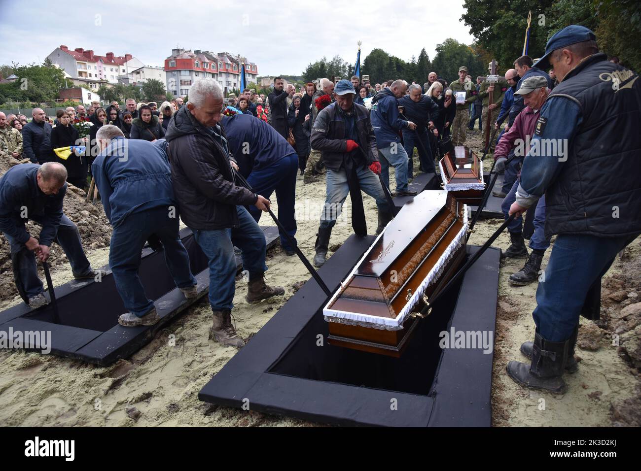 Lviv, Ukraine. 24th septembre 2022. Les sous-marins abaissent les cercueils du cimetière de Lychakiv à Lviv avec les corps des soldats ukrainiens Artem Tolochko, Mykola Panchenko et Yuriy Popov, qui sont morts à la suite de l'invasion militaire russe de l'Ukraine. Les soldats ukrainiens Artem Tolochko, Mykola Panchenko et Yuriy Popov, qui ont été tués par les troupes russes d'occupation, ont été enterrés à Lviv. En 24 février 2022, la Russie a envahi le territoire de l'Ukraine et a lancé une guerre à grande échelle. Crédit : SOPA Images Limited/Alamy Live News Banque D'Images