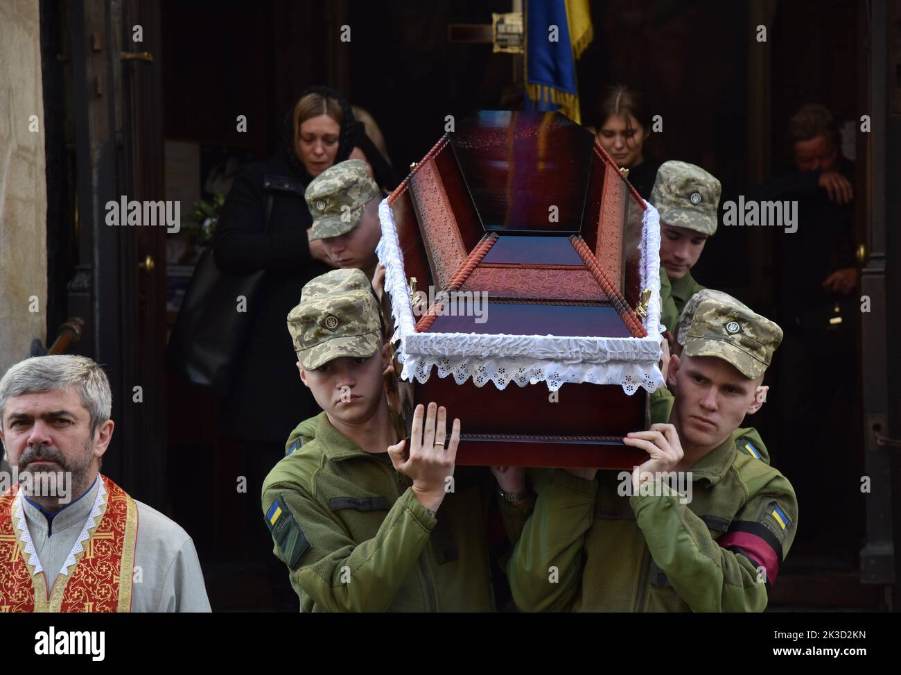 Lviv, Ukraine. 24th septembre 2022. Les soldats portent un cercueil de l'église de garnison des Saints Apôtres Pierre et Paul à Lviv pendant les funérailles des soldats ukrainiens Artem Tolochko, Mykola Panchenko et Yury Popov, qui sont morts à la suite de l'invasion militaire russe de l'Ukraine. Les soldats ukrainiens Artem Tolochko, Mykola Panchenko et Yuriy Popov, qui ont été tués par les troupes russes d'occupation, ont été enterrés à Lviv. En 24 février 2022, la Russie a envahi le territoire de l'Ukraine et a lancé une guerre à grande échelle. Crédit : SOPA Images Limited/Alamy Live News Banque D'Images