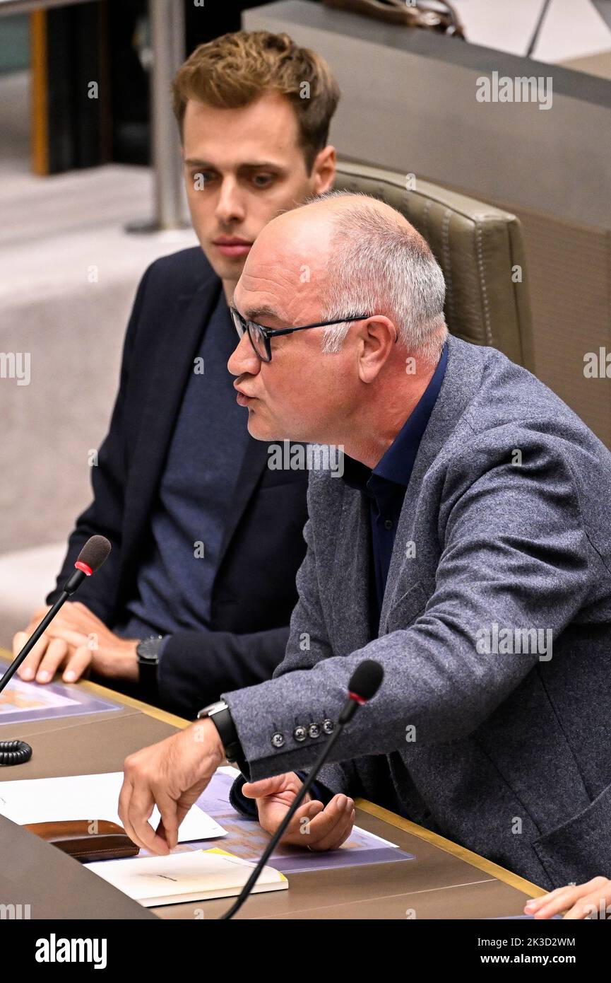 Bjorn Rzoska de Groen, photographié lors d'une séance plénière du Parlement flamand pour présenter le «Septemberverklaring» (Déclaration de septembre), lundi 26 septembre 2022 à Bruxelles. Dans le discours traditionnel qui a suivi les vacances d'été, le ministre-président flamand présente les plans politiques du gouvernement pour l'année. Aujourd'hui, le «Septemberverklaring» a été annulé après que le gouvernement n'ait pas conclu d'accord sur le budget 2023.BELGA PHOTO LAURIE DIEFFEMBACQ Banque D'Images