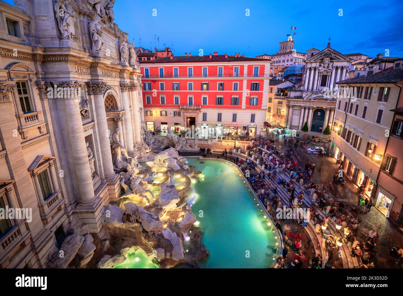 Rome, Italie, vue sur la fontaine de Trevi au crépuscule. Banque D'Images