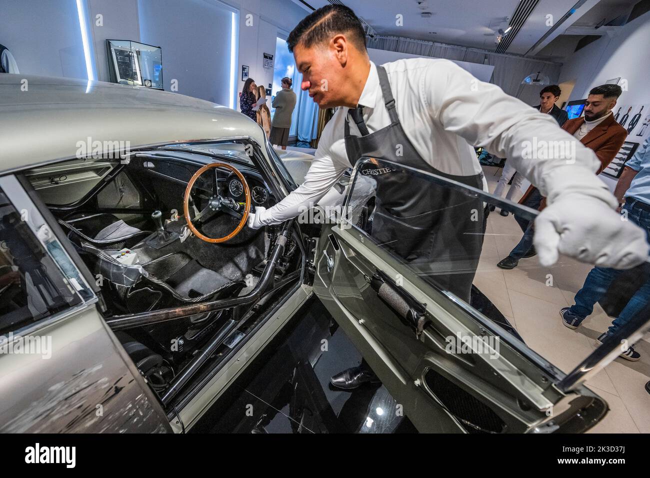 Londres, Royaume-Uni. 26 septembre 2022. Le lot supérieur une voiture Aston Martin DB5, l'une des huit répliques de cascades construites pour le film par Aston Martin et équipées de modifications Q Branch, dont la vente est estimée entre £1 500 000 et 2 000 000 £. Le produit profitera à la Fiducie du Prince - pour marquer le 60th anniversaire des films James Bond, Christie's et EON Productions tiennent une vente caritative, soixante ans de James Bond, dont un total de 60 lots. Crédit : Guy Bell/Alay Live News Banque D'Images