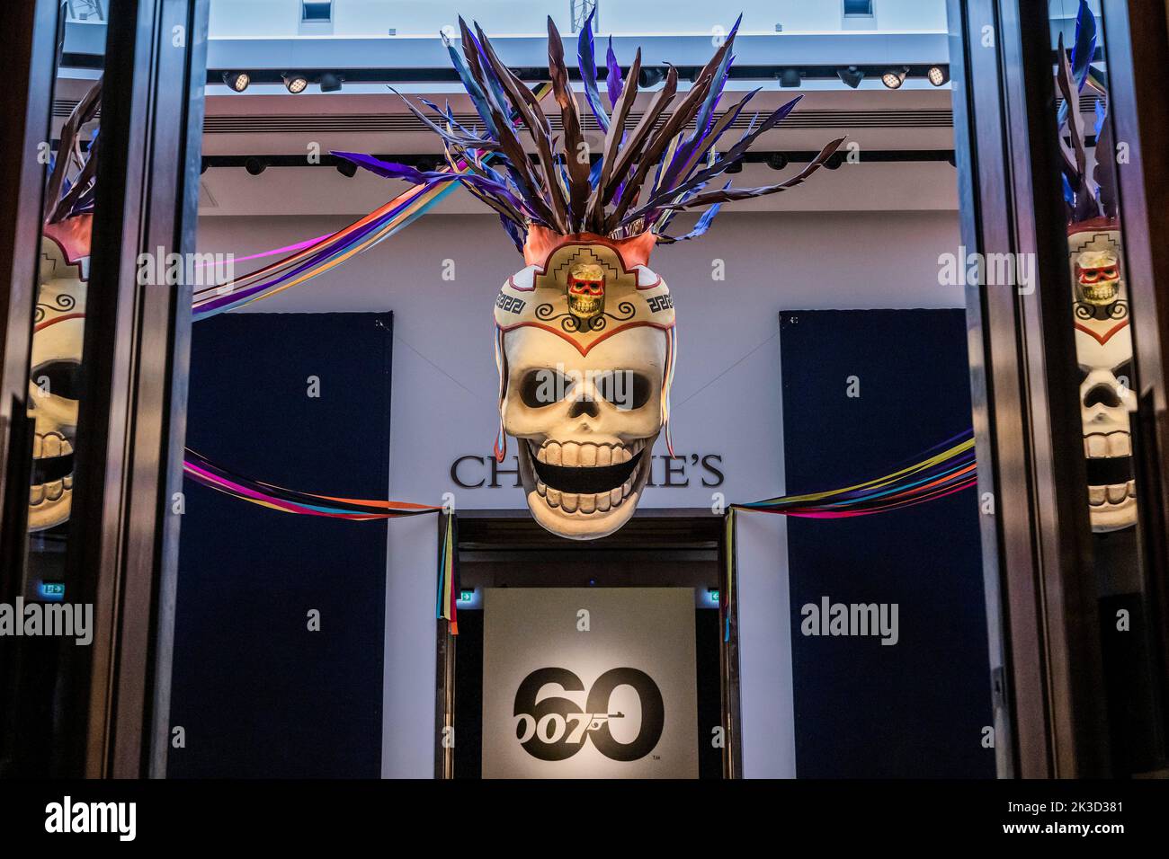 Londres, Royaume-Uni. 26th septembre 2022. Specter Day of the Dead Parade Monumental 'Aztec' Skeleton Puppet, Estimate GBP 4 000 - GBP 6 000 - pour marquer le 60th anniversaire des films James Bond, Christie's et EON Productions tiennent une vente caritative, soixante ans de James Bond dont un total de 60 lots. La vente en direct (28th sept.) comprend des véhicules, des montres, des costumes et des accessoires associés au film No Time To Die 25th six lots offerts célébrant chacune des six James Bond. La vente en ligne est ouverte à la soumission jusqu'à la James Bond Day, le 5 octobre, présentant 35 lots. Crédit : Guy Bell/Alay Live News Banque D'Images