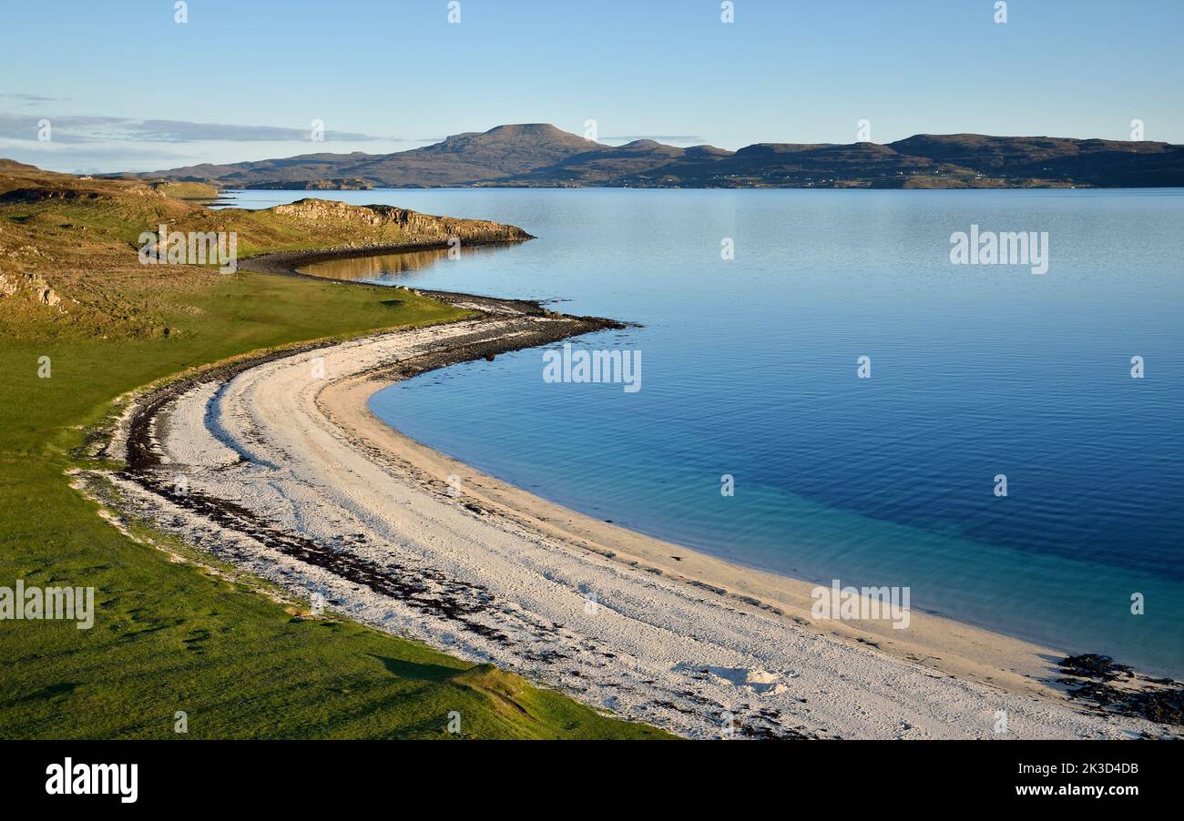 La belle plage de Coral Beach le long du loch Dunvegan a totalement déserté au coucher du soleil sur l'île de Skye, Highland, Ecosse. Banque D'Images