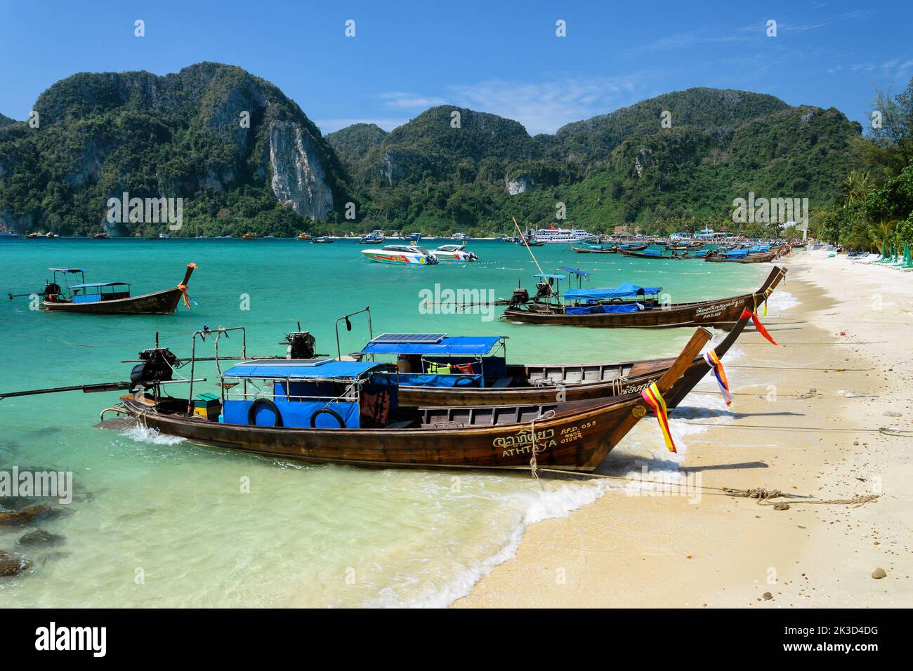 Bateaux à longue queue sur la rive de l'île Phi Phi Don (Ko Phi Don), Plage ton Sai, Thaïlande. Banque D'Images